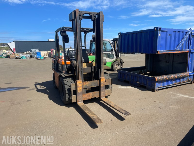 Daewoo D40S dieseltruck – 4,5 tonn – 1998 modell - Manipulačná technika: obrázok 3 Daewoo D40S dieseltruck – 4,5 tonn – 1998 modell - Manipulačná technika: obrázok 3