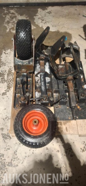 2000 Hjul til 2 trinns snøfres Westbjørn / Hydromann / Snowline 2450 / 2500 - - Poľnohospodárske stroje: obrázok 3 2000 Hjul til 2 trinns snøfres Westbjørn / Hydromann / Snowline 2450 / 2500 - - Poľnohospodárske stroje: obrázok 3