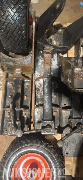 2000 Hjul til 2 trinns snøfres Westbjørn / Hydromann / Snowline 2450 / 2500 - - Poľnohospodárske stroje: obrázok 5 2000 Hjul til 2 trinns snøfres Westbjørn / Hydromann / Snowline 2450 / 2500 - - Poľnohospodárske stroje: obrázok 5