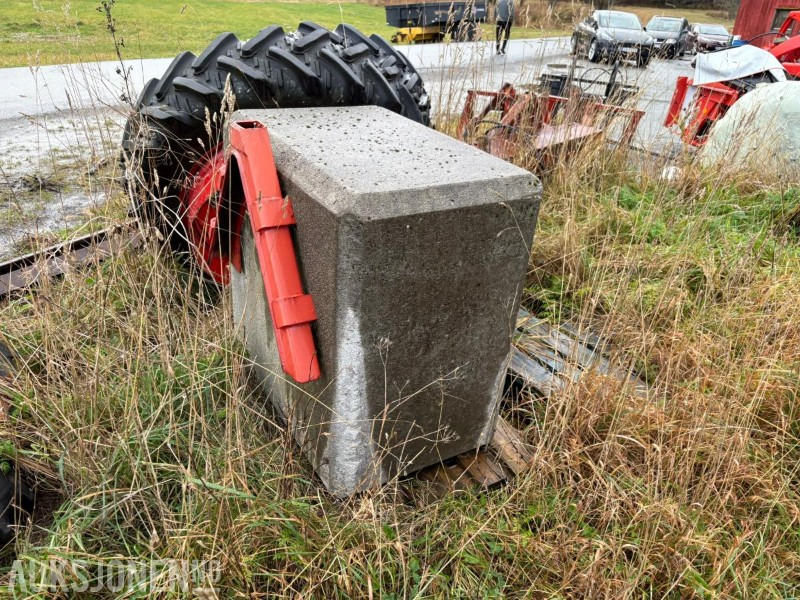 BETONGLODD TIL TRAKTOR / 1300KG - Poľnohospodárske stroje: obrázok 2 BETONGLODD TIL TRAKTOR / 1300KG - Poľnohospodárske stroje: obrázok 2