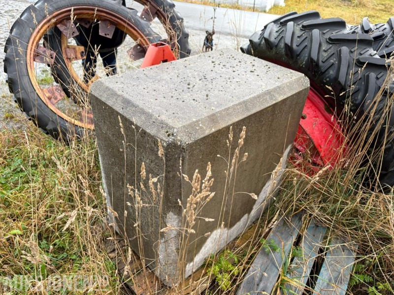 BETONGLODD TIL TRAKTOR / 1300KG - Poľnohospodárske stroje: obrázok 3 BETONGLODD TIL TRAKTOR / 1300KG - Poľnohospodárske stroje: obrázok 3