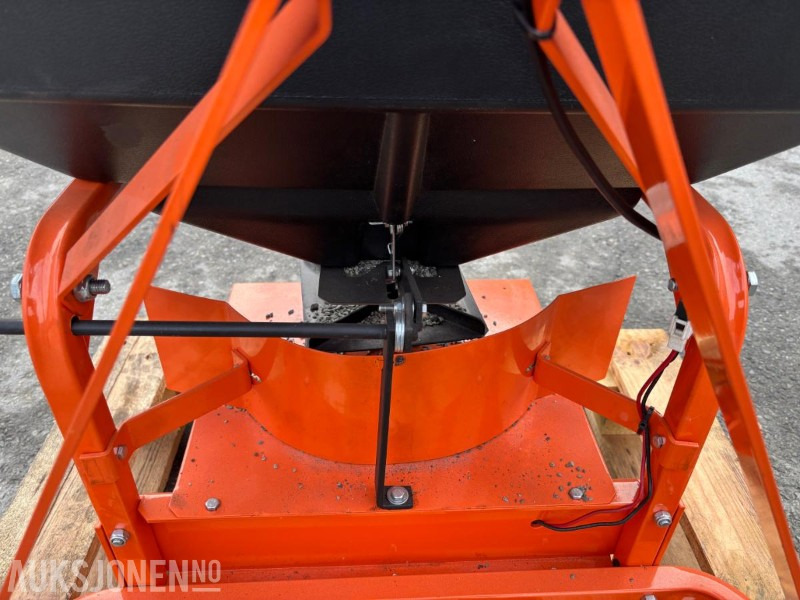 Sandspreder til traktor. 3punktfeste. Prototype - Poľnohospodárske stroje: obrázok 5 Sandspreder til traktor. 3punktfeste. Prototype - Poľnohospodárske stroje: obrázok 5