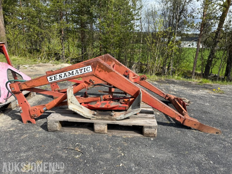 Sesamatic Frontlaster - stått på massey ferguson 1974 - Poľnohospodárske stroje: obrázok 1 Sesamatic Frontlaster - stått på massey ferguson 1974 - Poľnohospodárske stroje: obrázok 1
