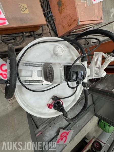 2021 210 Liters plastfat for Adblue - Med elektrisk Piusi pumpe med fyllepistol - Príslušenstvo pre Stavebné stroje: obrázok 4 2021 210 Liters plastfat for Adblue - Med elektrisk Piusi pumpe med fyllepistol - Príslušenstvo pre Stavebné stroje: obrázok 4