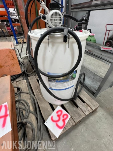 2021 210 Liters plastfat for Adblue - Med elektrisk Piusi pumpe med fyllepistol - Príslušenstvo pre Stavebné stroje: obrázok 2 2021 210 Liters plastfat for Adblue - Med elektrisk Piusi pumpe med fyllepistol - Príslušenstvo pre Stavebné stroje: obrázok 2