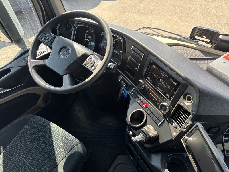 Mercedes-Benz Actros 1848 LS GIGA SPACE Lowliner - Ťahač: obrázok 4 Mercedes-Benz Actros 1848 LS GIGA SPACE Lowliner - Ťahač: obrázok 4