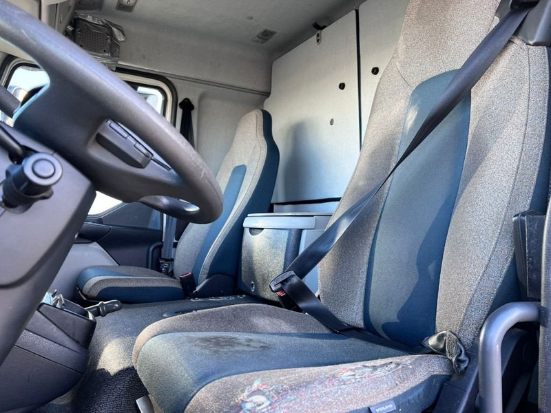Interior photo 1: Chladirenské nákladné vozidlo Volvo FL 250 4x2 Koelwagen Thermo king V600  / Tailgate Dhollandia 2000kg