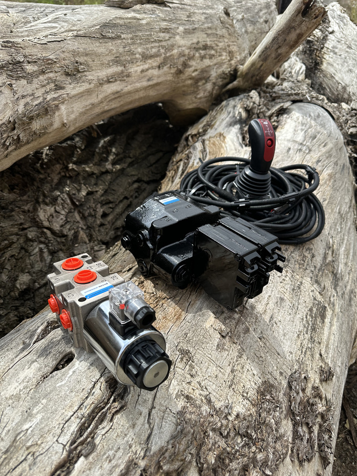 Walvoil SDM/DLM with 3rd function Case IH, International Harvester, John Deere, Kubota - Predný nakladač na traktor pre Predný nakladač na traktor: obrázok 1 Walvoil SDM/DLM with 3rd function Case IH, International Harvester, John Deere, Kubota - Predný nakladač na traktor pre Predný nakladač na traktor: obrázok 1