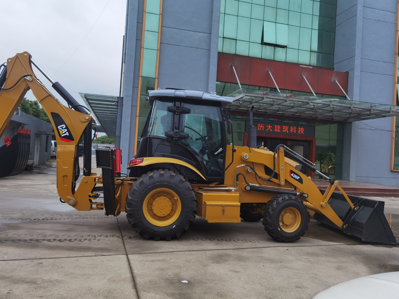 CAT 420F Backhoe Loader - Rýpadlo-nakladač: obrázok 1 CAT 420F Backhoe Loader - Rýpadlo-nakladač: obrázok 1