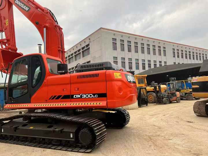 Original Korea Doosan Used Excavator 30 Ton Doosan DX300LC Crawler Excavator For Sale - Pásové rýpadlo: obrázok 5 Original Korea Doosan Used Excavator 30 Ton Doosan DX300LC Crawler Excavator For Sale - Pásové rýpadlo: obrázok 5