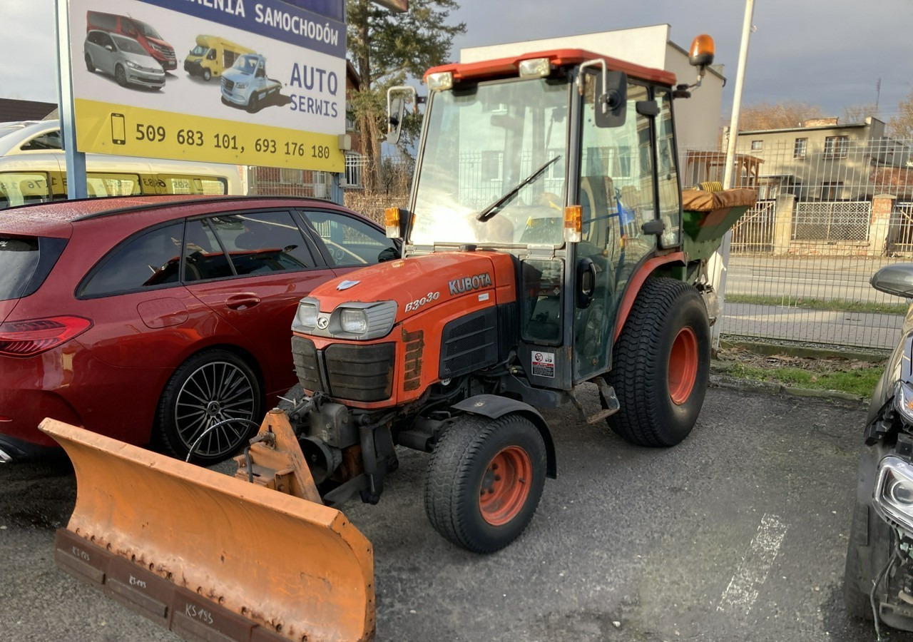 Inna Inny Traktor Kubota 4X4 B 3030 Odśnieżarka posypywarka Pług 2011 - Komunálny traktor: obrázok 1 Inna Inny Traktor Kubota 4X4 B 3030 Odśnieżarka posypywarka Pług 2011 - Komunálny traktor: obrázok 1