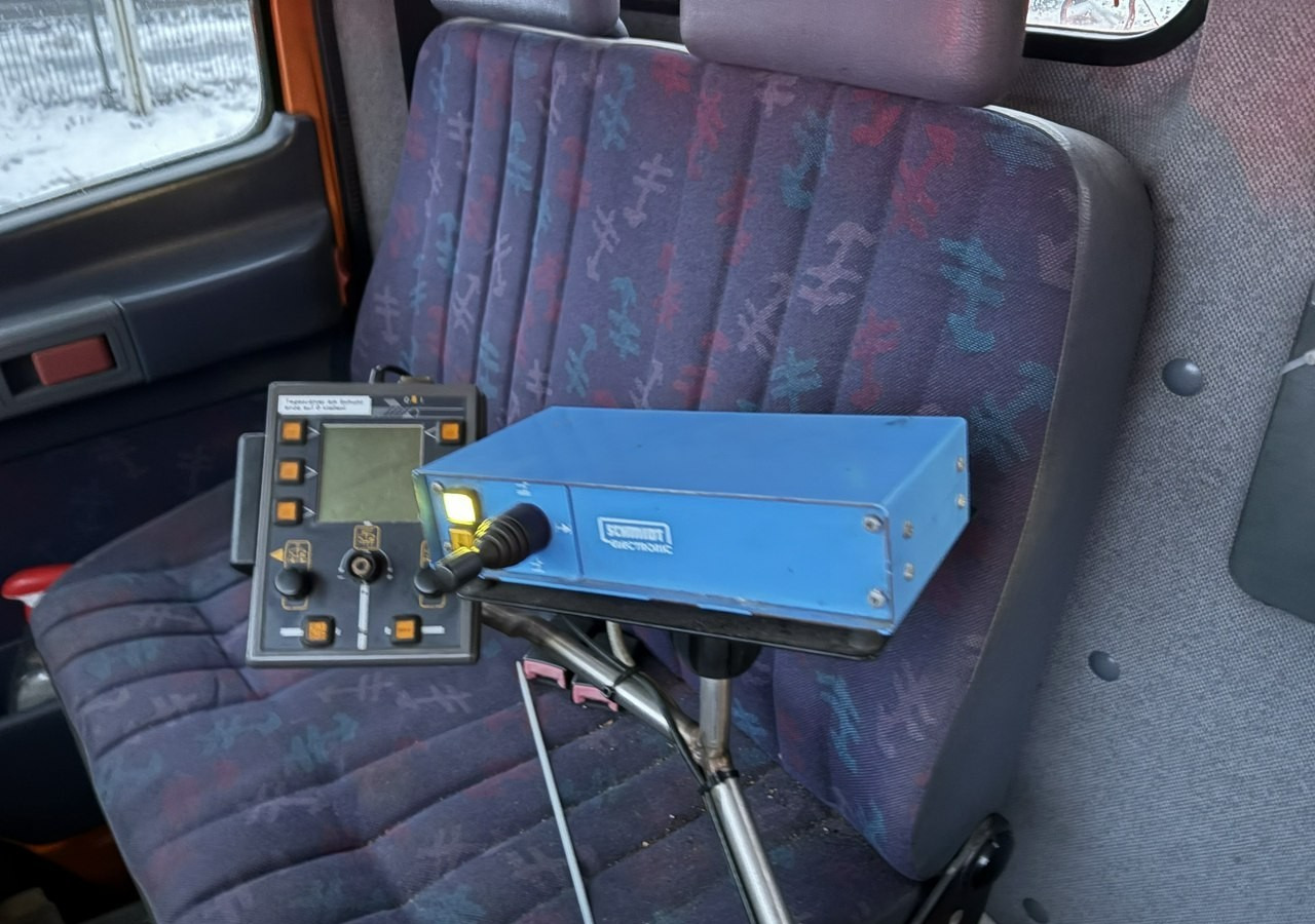 Mercedes-Benz Inny Mercedes-Benz Mercedes Vario 815 Wywrotka 4X4 2004 Pług posypywarka odśnieżarka - Vozidlo na odpratávanie snehu: obrázok 4 Mercedes-Benz Inny Mercedes-Benz Mercedes Vario 815 Wywrotka 4X4 2004 Pług posypywarka odśnieżarka - Vozidlo na odpratávanie snehu: obrázok 4