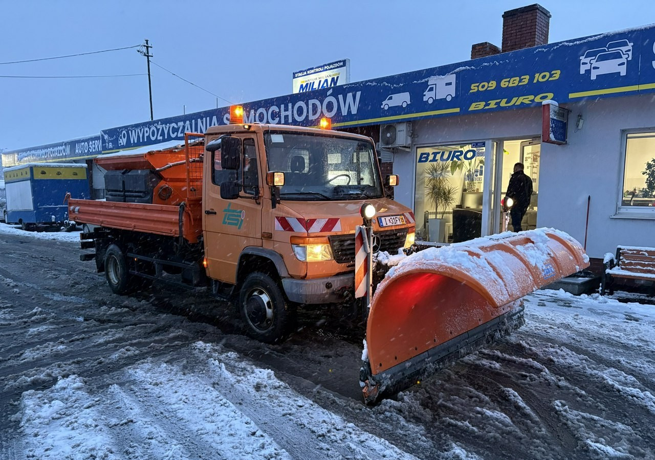 Mercedes-Benz Inny Mercedes-Benz Mercedes Vario 815 Wywrotka 4X4 2004 Pług posypywarka odśnieżarka - Vozidlo na odpratávanie snehu: obrázok 1 Mercedes-Benz Inny Mercedes-Benz Mercedes Vario 815 Wywrotka 4X4 2004 Pług posypywarka odśnieżarka - Vozidlo na odpratávanie snehu: obrázok 1
