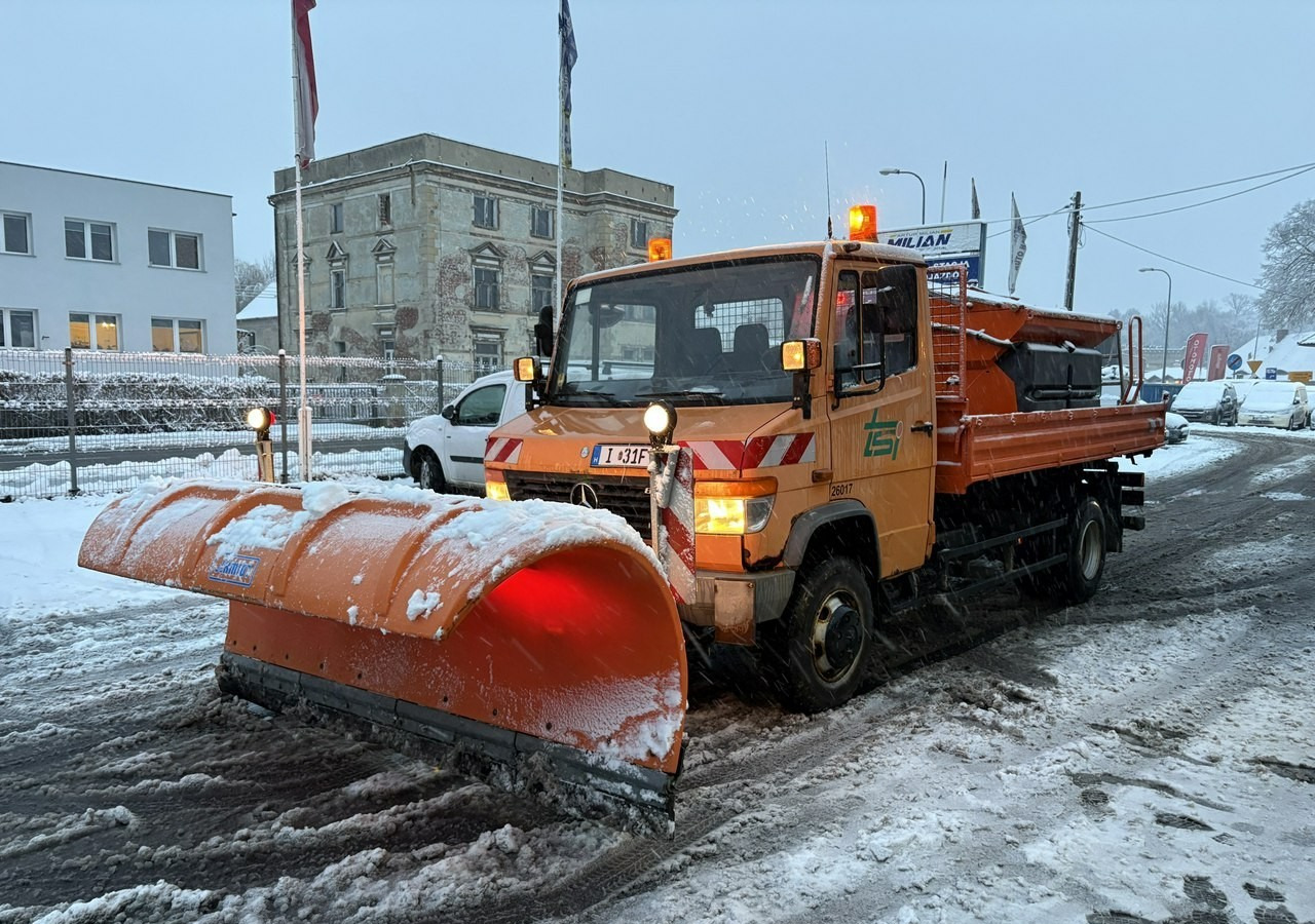Mercedes-Benz Inny Mercedes-Benz Mercedes Vario 815 Wywrotka 4X4 2004 Pług posypywarka odśnieżarka - Vozidlo na odpratávanie snehu: obrázok 1 Mercedes-Benz Inny Mercedes-Benz Mercedes Vario 815 Wywrotka 4X4 2004 Pług posypywarka odśnieżarka - Vozidlo na odpratávanie snehu: obrázok 1