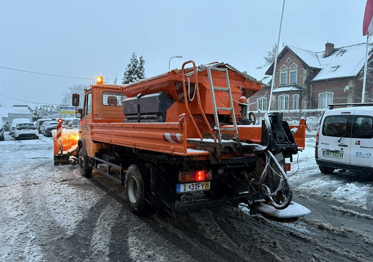 Mercedes-Benz Inny Mercedes-Benz Mercedes Vario 815 Wywrotka 4X4 2004 Pług posypywarka odśnieżarka - Vozidlo na odpratávanie snehu: obrázok 2 Mercedes-Benz Inny Mercedes-Benz Mercedes Vario 815 Wywrotka 4X4 2004 Pług posypywarka odśnieżarka - Vozidlo na odpratávanie snehu: obrázok 2