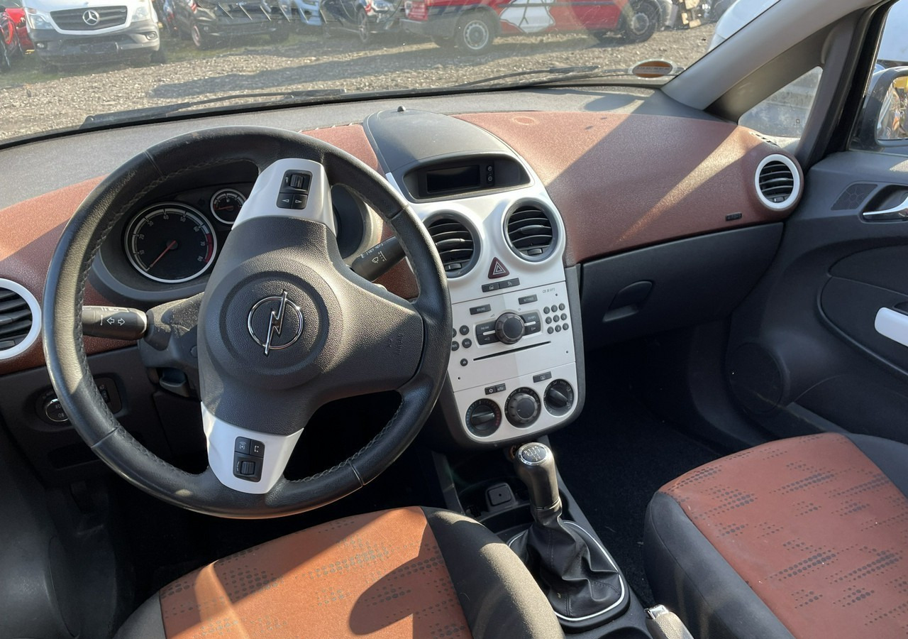 Opel Corsa D Corsa 1.4-87 KM Klima 2011 - Hatchback: obrázok 4 Opel Corsa D Corsa 1.4-87 KM Klima 2011 - Hatchback: obrázok 4