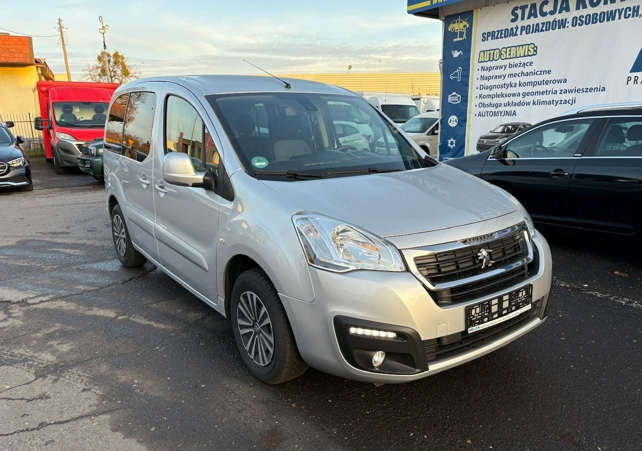 Peugeot Partner II Partner Tepee 1.6 HDI 120KM Family Klimatronik 2xDrzwi 2016 - Kombi: obrázok 2 Peugeot Partner II Partner Tepee 1.6 HDI 120KM Family Klimatronik 2xDrzwi 2016 - Kombi: obrázok 2
