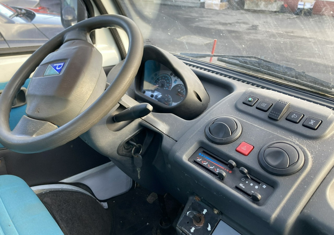 Piaggio Piaggio Porter 4X4 Skrzynia odśnieżarka Pług 2011 - Vozidlo na odpratávanie snehu: obrázok 4 Piaggio Piaggio Porter 4X4 Skrzynia odśnieżarka Pług 2011 - Vozidlo na odpratávanie snehu: obrázok 4