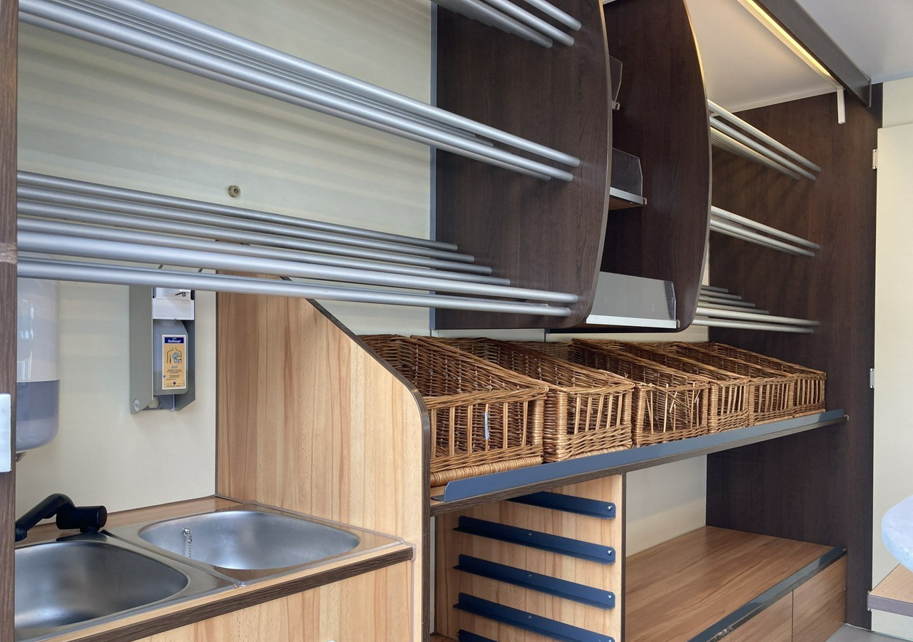 Pojazdná predajňa Renault Master Autosklep sklep bar Gastronomiczny Food Truck Foodtruck Borco 2012: obrázok 11