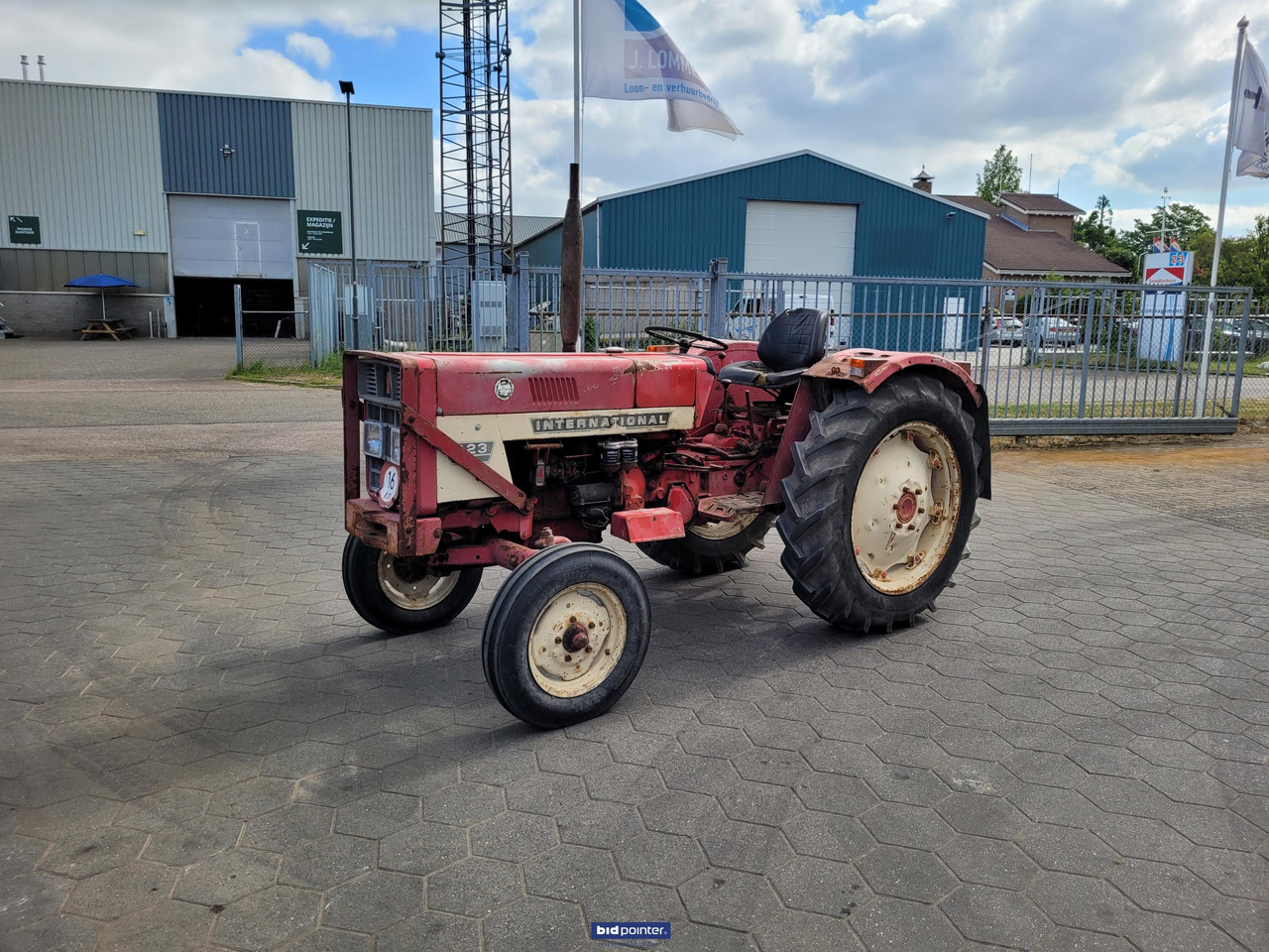 International 423 - Traktor: obrázok 2 International 423 - Traktor: obrázok 2