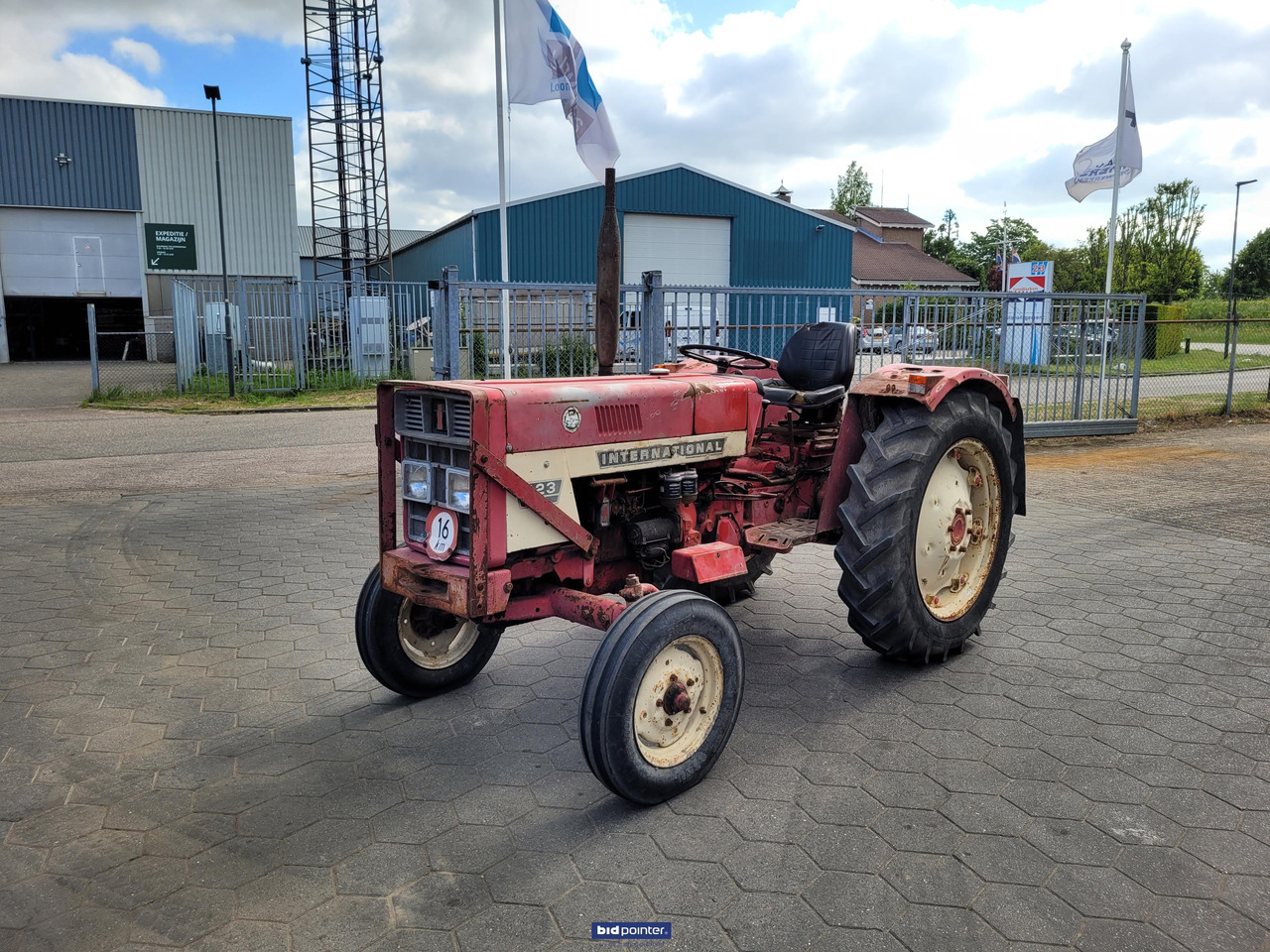 International 423 - Traktor: obrázok 1 International 423 - Traktor: obrázok 1