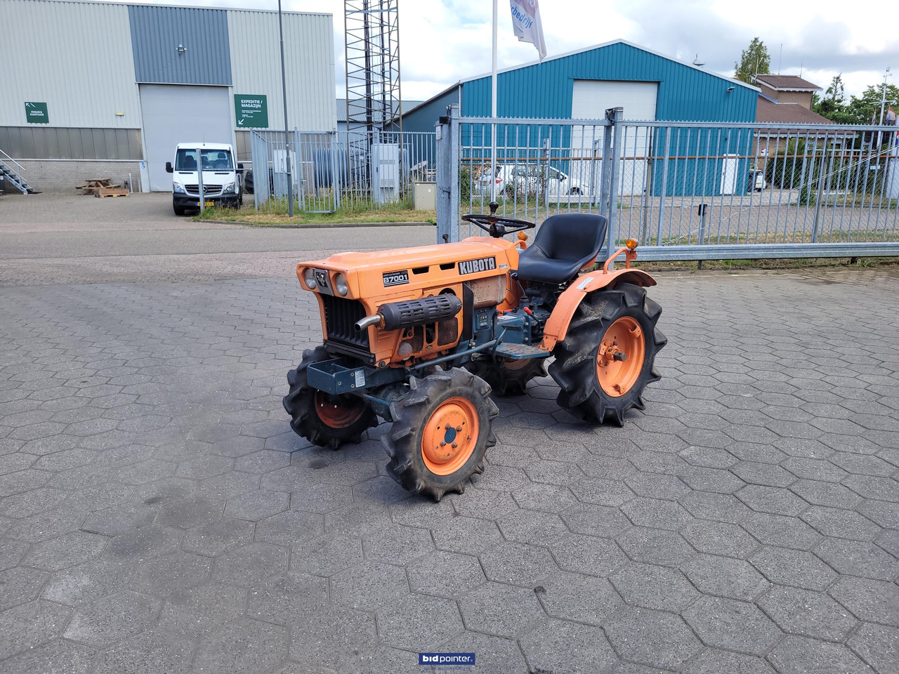 Kubota B7001 - Kompaktný traktor: obrázok 1 Kubota B7001 - Kompaktný traktor: obrázok 1