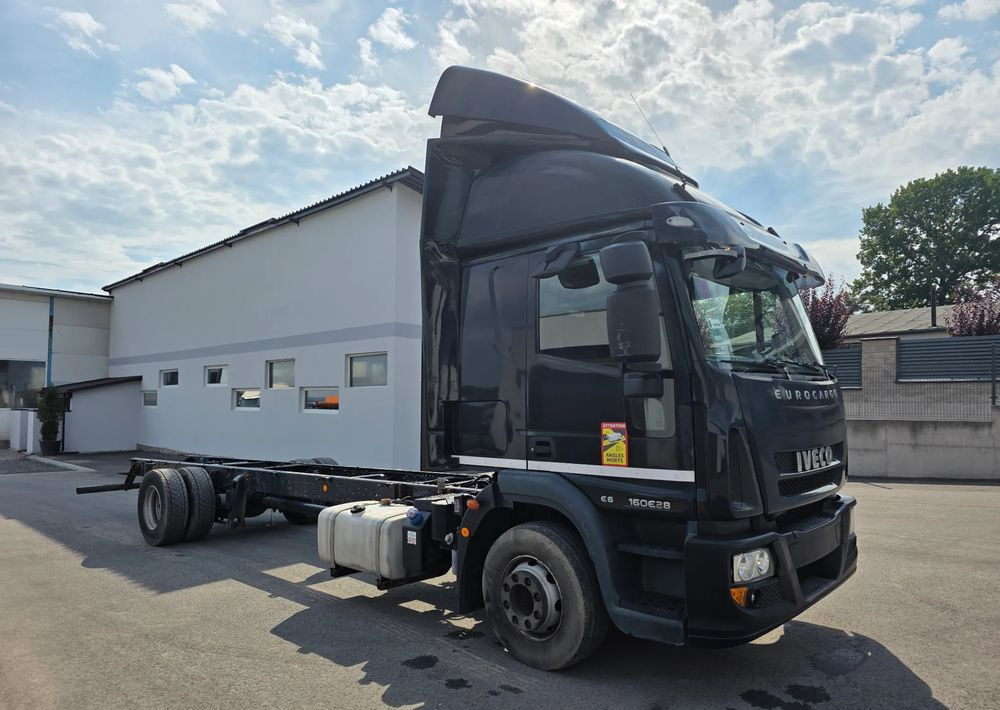 Iveco EUROCARGO 160E28 RAMA DO ZABUDOWY/ LAWETA / MANUAL / - Plachtové nákladné vozidlo: obrázok 2 Iveco EUROCARGO 160E28 RAMA DO ZABUDOWY/ LAWETA / MANUAL / - Plachtové nákladné vozidlo: obrázok 2
