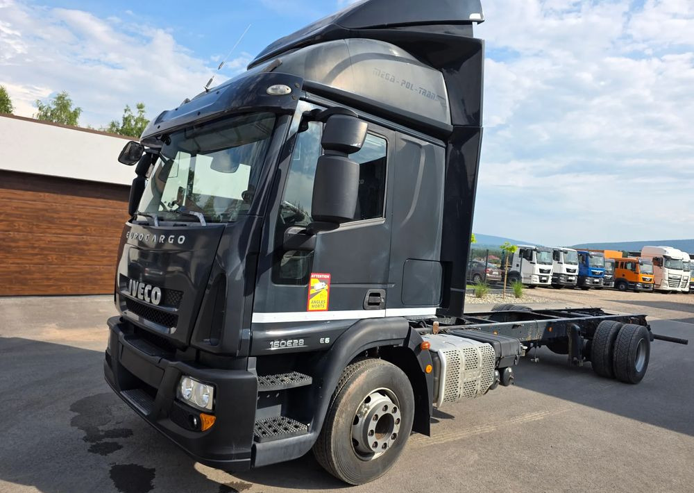 Iveco EUROCARGO 160E28 RAMA DO ZABUDOWY/ LAWETA / MANUAL / - Podvozek s kabinou: obrázok 3 Iveco EUROCARGO 160E28 RAMA DO ZABUDOWY/ LAWETA / MANUAL / - Podvozek s kabinou: obrázok 3