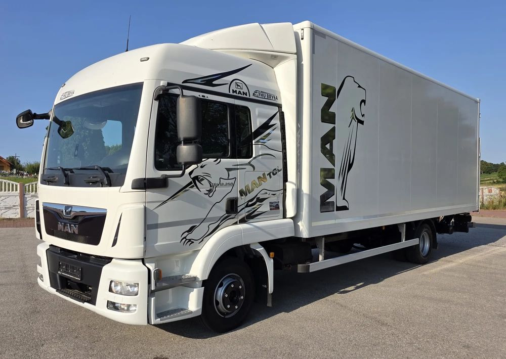 MAN TGL 12.250 / KONTENER / IZOTERMA / WINDA / 2019R / EURO 6 / PEŁEN SERWIS / 6 TON ŁADOWNOŚĆ / SPROWADZONY / ZADBANY / JAK NOWY / KSIĄŻKA SERWISOWA / E6 / 17 PALET - Skříňový nákladní auto: obrázok 1 MAN TGL 12.250 / KONTENER / IZOTERMA / WINDA / 2019R / EURO 6 / PEŁEN SERWIS / 6 TON ŁADOWNOŚĆ / SPROWADZONY / ZADBANY / JAK NOWY / KSIĄŻKA SERWISOWA / E6 / 17 PALET - Skříňový nákladní auto: obrázok 1