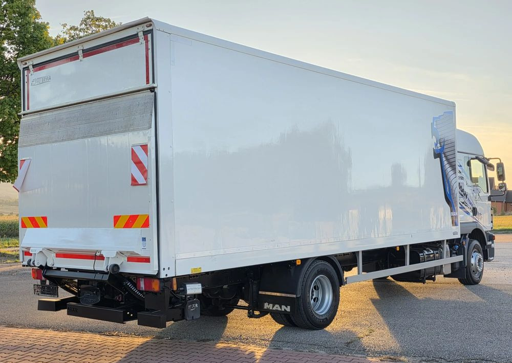 MAN TGM 15.290 / TGL / KONTENER / IZOTERMA / WINDA / KLIMA POSTOJOWA / 2019R / EURO 6 / PEŁEN SERWIS / 8200KG ŁADOWNOŚĆ / SPROWADZONY / ZADBANY / JAK NOWY / KSIĄŻKA SERWISOWA / E6 / 18 PALET - Skříňový nákladní auto: obrázok 4 MAN TGM 15.290 / TGL / KONTENER / IZOTERMA / WINDA / KLIMA POSTOJOWA / 2019R / EURO 6 / PEŁEN SERWIS / 8200KG ŁADOWNOŚĆ / SPROWADZONY / ZADBANY / JAK NOWY / KSIĄŻKA SERWISOWA / E6 / 18 PALET - Skříňový nákladní auto: obrázok 4