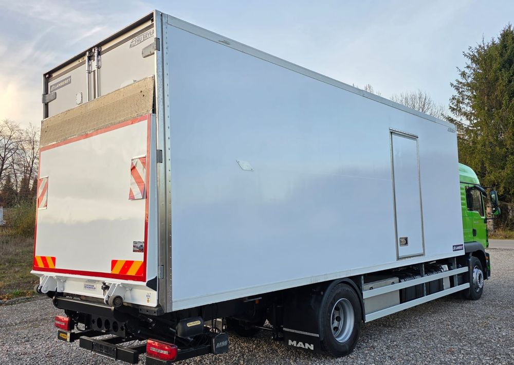 MAN TGM 18.320 / 18.290 / 15.290 / IZOTERMA / WINDA / 19PALET / E6 / 08.2018 / LIFT / SPROWADZONY / AUTOMAT / SYPIALKA / PIERWSZY WŁAŚCICIEL / BOCZNE DRZWI / STAN BARDZO DOBRY - Chladirenské nákladné vozidlo: obrázok 4 MAN TGM 18.320 / 18.290 / 15.290 / IZOTERMA / WINDA / 19PALET / E6 / 08.2018 / LIFT / SPROWADZONY / AUTOMAT / SYPIALKA / PIERWSZY WŁAŚCICIEL / BOCZNE DRZWI / STAN BARDZO DOBRY - Chladirenské nákladné vozidlo: obrázok 4