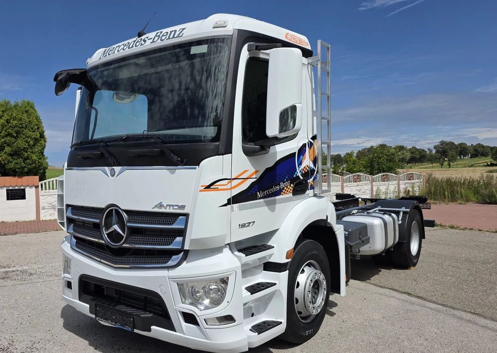 Mercedes-Benz ANTOS 1827 / ATEGO / ACTROS / E6 / ROZSTAW OSI 3.75M / WYWROT / BECZKA / UTRZYMANIE DRÓG / HAKOWIEC / SPROWADZONY / PIERWSZY WŁAŚCICIEL / STAN BDB - Podvozek s kabinou: obrázok 2 Mercedes-Benz ANTOS 1827 / ATEGO / ACTROS / E6 / ROZSTAW OSI 3.75M / WYWROT / BECZKA / UTRZYMANIE DRÓG / HAKOWIEC / SPROWADZONY / PIERWSZY WŁAŚCICIEL / STAN BDB - Podvozek s kabinou: obrázok 2