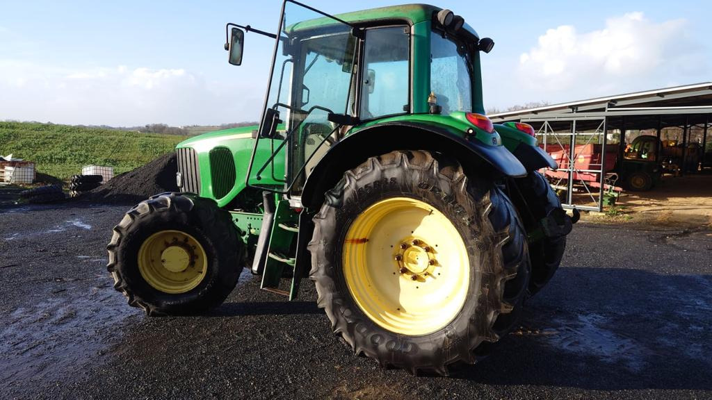 JOHN DEERE 6520 - Poľnohospodárske stroje: obrázok 1 JOHN DEERE 6520 - Poľnohospodárske stroje: obrázok 1