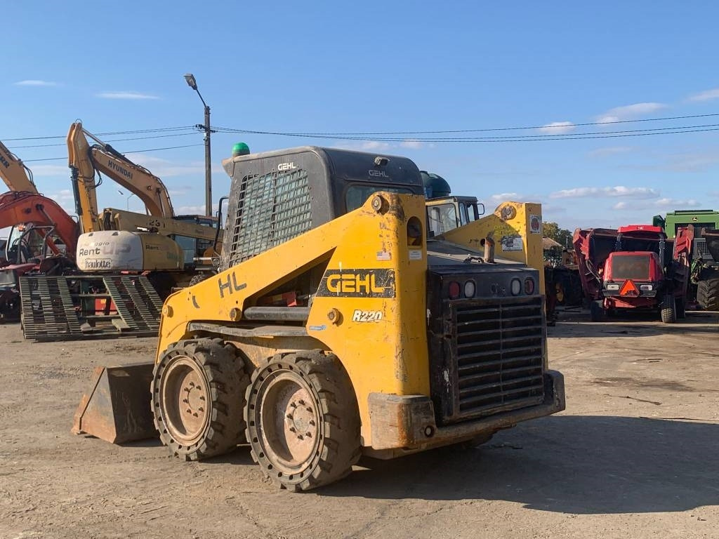 Gehl R 220  - Šmykom riadený nakladač: obrázok 3 Gehl R 220  - Šmykom riadený nakladač: obrázok 3