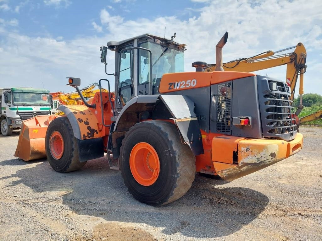 Hitachi ZW250 - Kolesový nakladač: obrázok 4 Hitachi ZW250 - Kolesový nakladač: obrázok 4