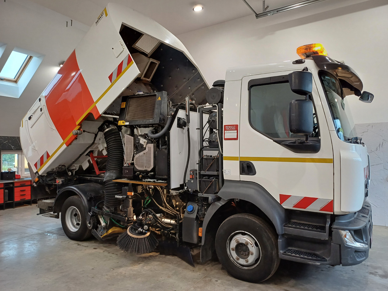 RENAULT D12 Zamiatarka Kehrmaschine 2 Motoren SEMAT Zoeller Szczotki L/R Euro 6 PM10 2017r - Zametacie vozidlo: obrázok 5 RENAULT D12 Zamiatarka Kehrmaschine 2 Motoren SEMAT Zoeller Szczotki L/R Euro 6 PM10 2017r - Zametacie vozidlo: obrázok 5