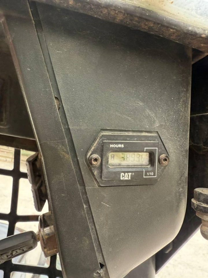 CAT 216  - Šmykom riadený nakladač: obrázok 4 CAT 216  - Šmykom riadený nakladač: obrázok 4