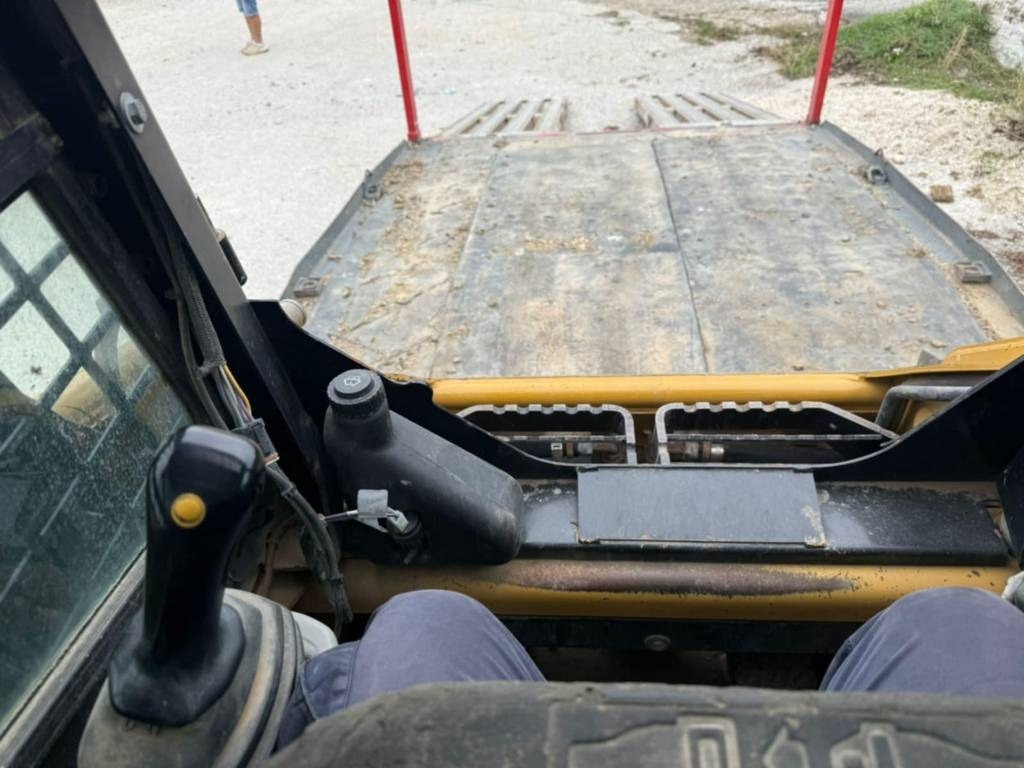 Šmykom riadený nakladač CAT 216: obrázok 6 Šmykom riadený nakladač CAT 216: obrázok 6