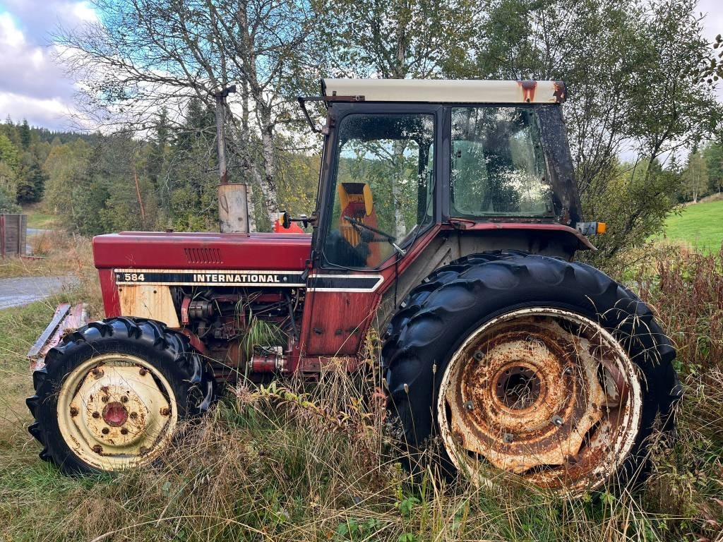International Harvester 584 4WD - Traktor: obrázok 2 International Harvester 584 4WD - Traktor: obrázok 2