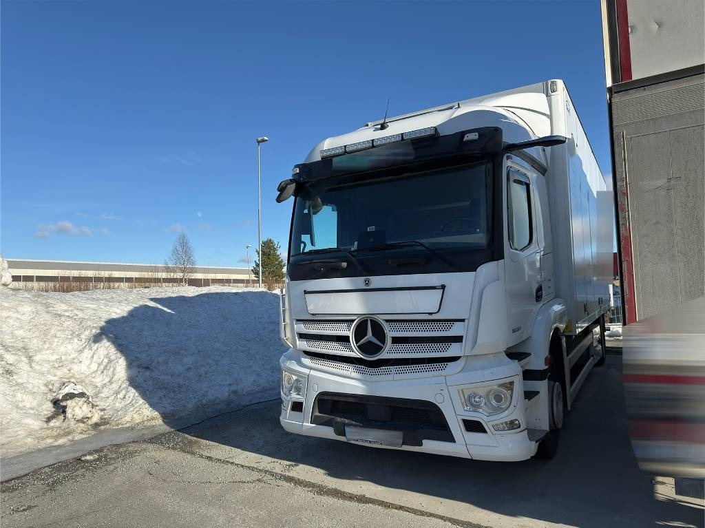 Mercedes-Benz Actros 1833 - Skříňový nákladní auto: obrázok 2 Mercedes-Benz Actros 1833 - Skříňový nákladní auto: obrázok 2