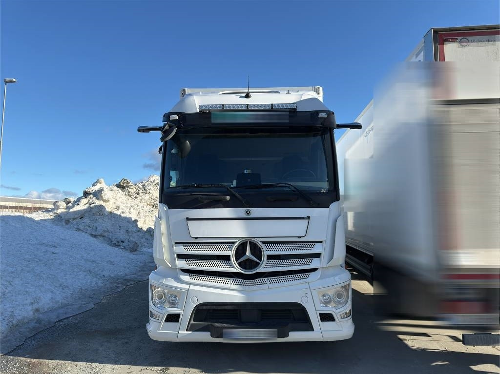 Mercedes-Benz Actros 1833 - Skříňový nákladní auto: obrázok 3 Mercedes-Benz Actros 1833 - Skříňový nákladní auto: obrázok 3