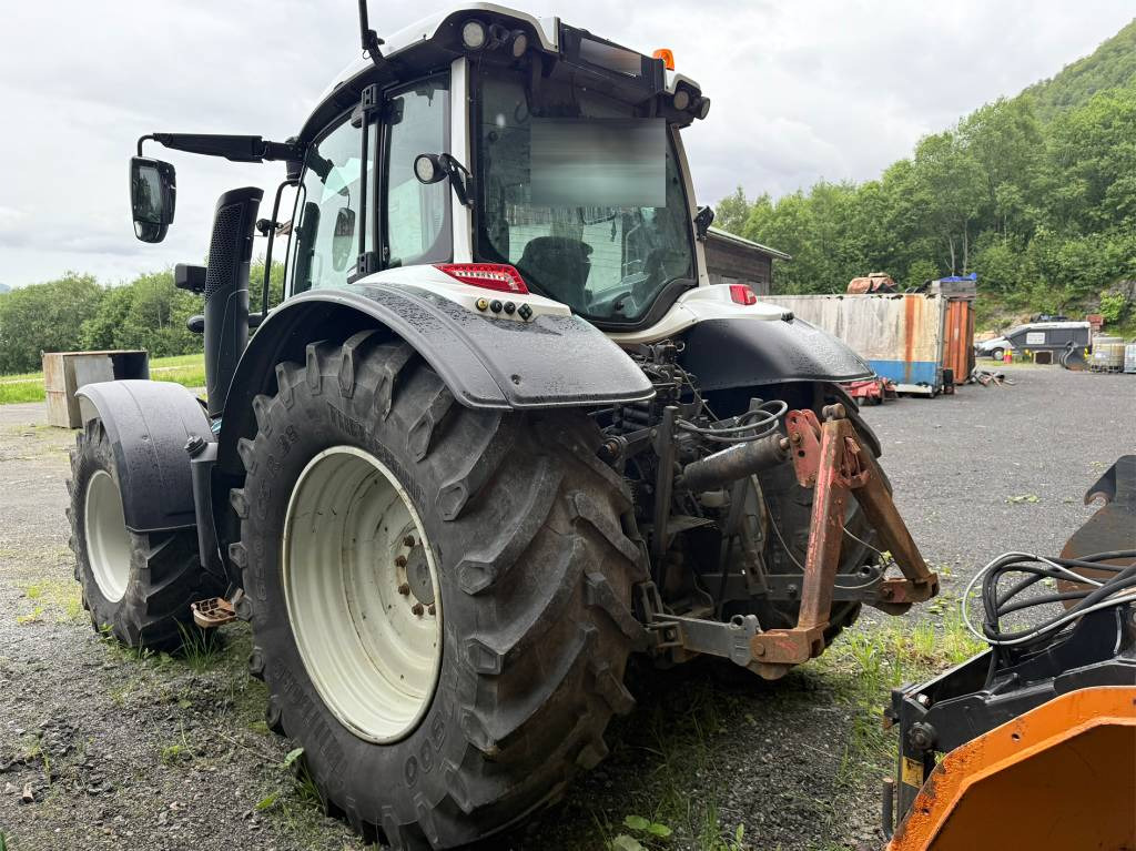 Valtra N 174 med frontlaster - Traktor: obrázok 5 Valtra N 174 med frontlaster - Traktor: obrázok 5