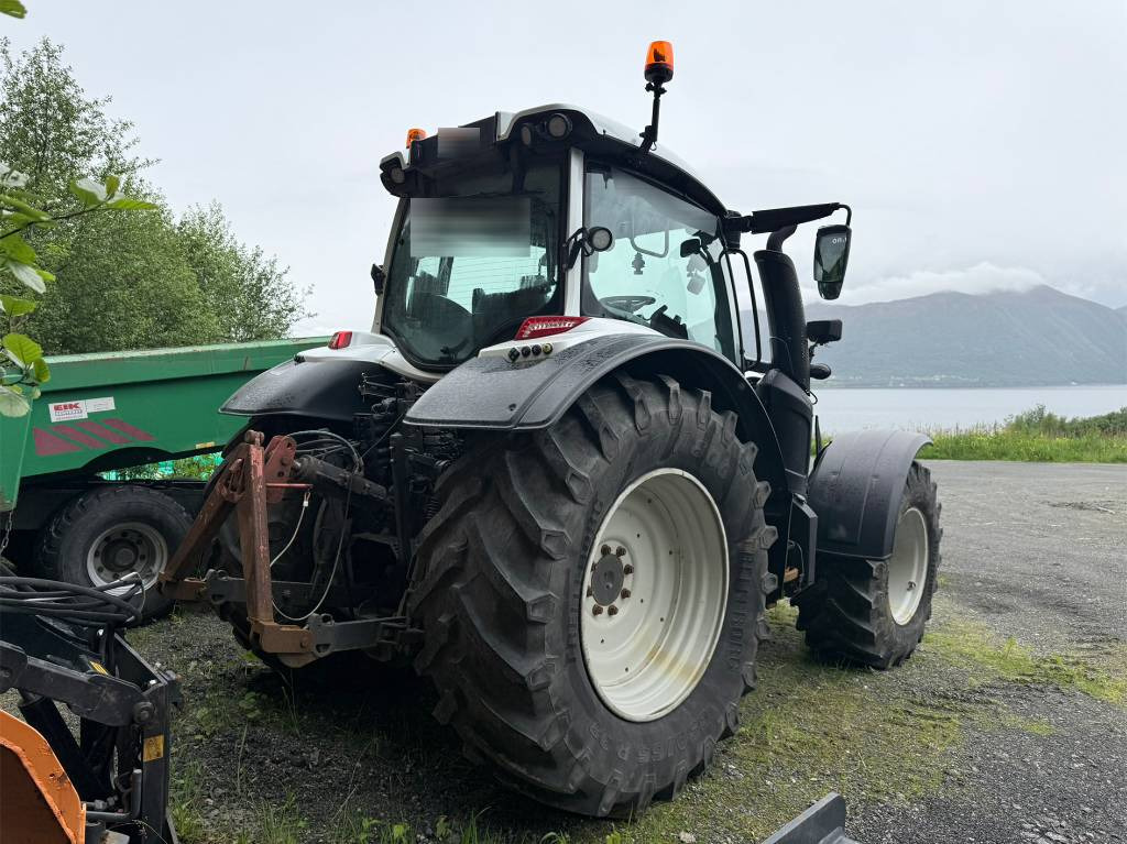 Valtra N 174 med frontlaster - Traktor: obrázok 3 Valtra N 174 med frontlaster - Traktor: obrázok 3