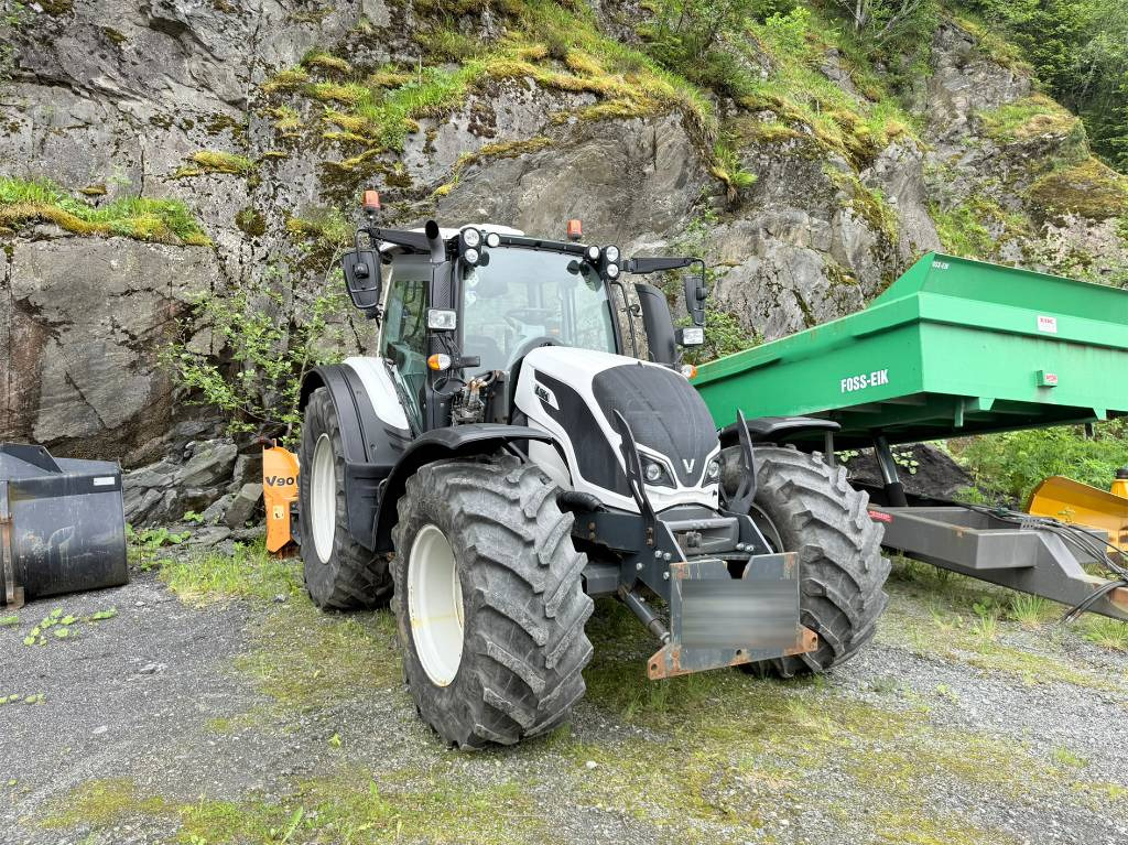 Valtra N 174 med frontlaster - Traktor: obrázok 1 Valtra N 174 med frontlaster - Traktor: obrázok 1