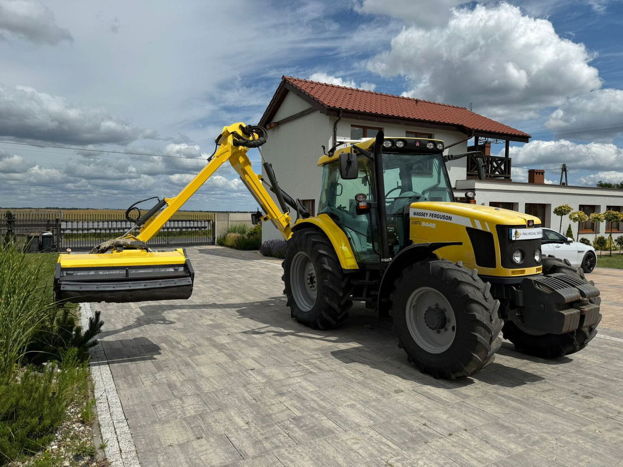 Massey Ferguson 6445 z kosiarką wysięgnikową do poboczy Rousseau T hénor 510 L FI - Traktor: obrázok 1 Massey Ferguson 6445 z kosiarką wysięgnikową do poboczy Rousseau T hénor 510 L FI - Traktor: obrázok 1