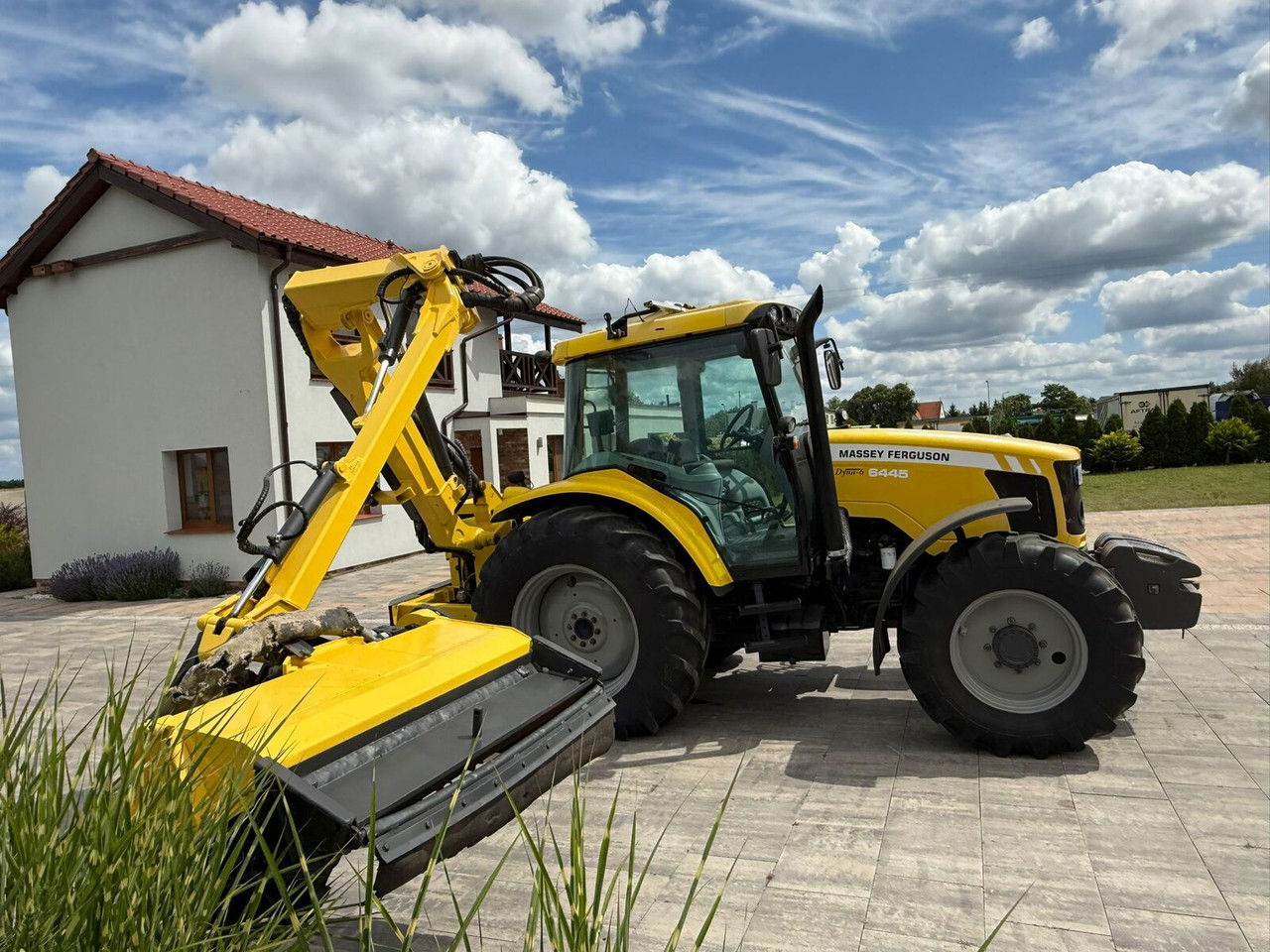 Massey Ferguson 6445 z kosiarką wysięgnikową do poboczy Rousseau T hénor 510 L FI - Traktor: obrázok 4 Massey Ferguson 6445 z kosiarką wysięgnikową do poboczy Rousseau T hénor 510 L FI - Traktor: obrázok 4