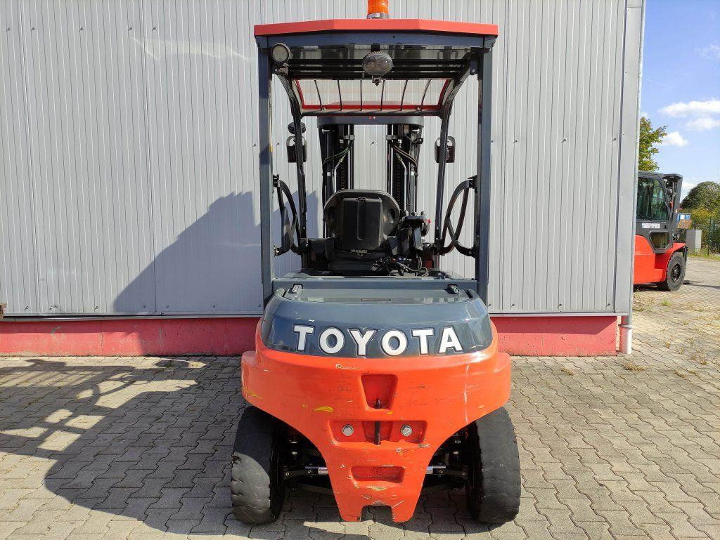 Toyota 8FBMT40 - Elektrický vysokozdvižný vozík: obrázok 4 Toyota 8FBMT40 - Elektrický vysokozdvižný vozík: obrázok 4