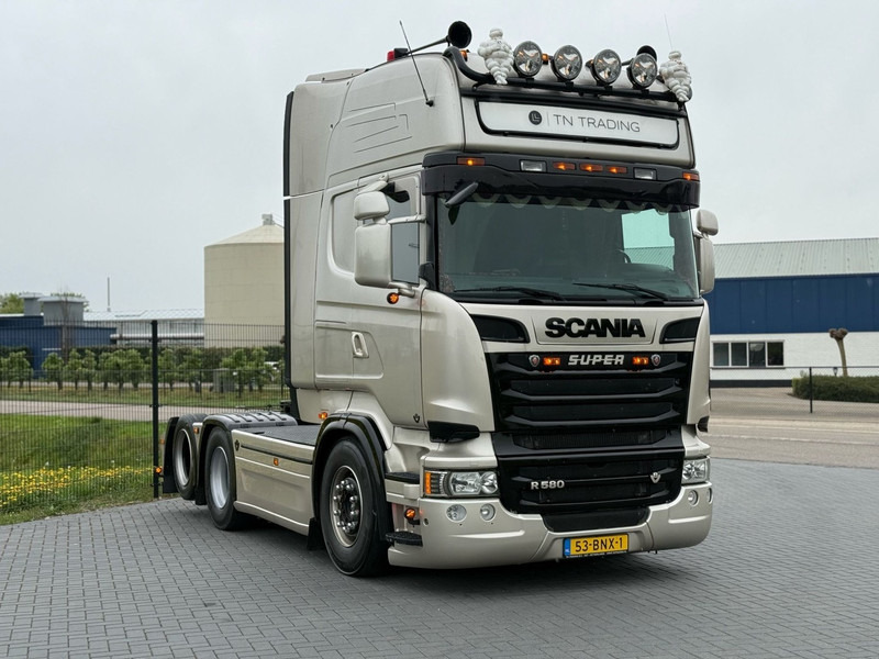 Scania R 580 SHOWTRUCK, VOLLUCHT, VOL SPOILER, RETARDER, SCHUIFSCHOTEL. - Ťahač: obrázok 1 Scania R 580 SHOWTRUCK, VOLLUCHT, VOL SPOILER, RETARDER, SCHUIFSCHOTEL. - Ťahač: obrázok 1