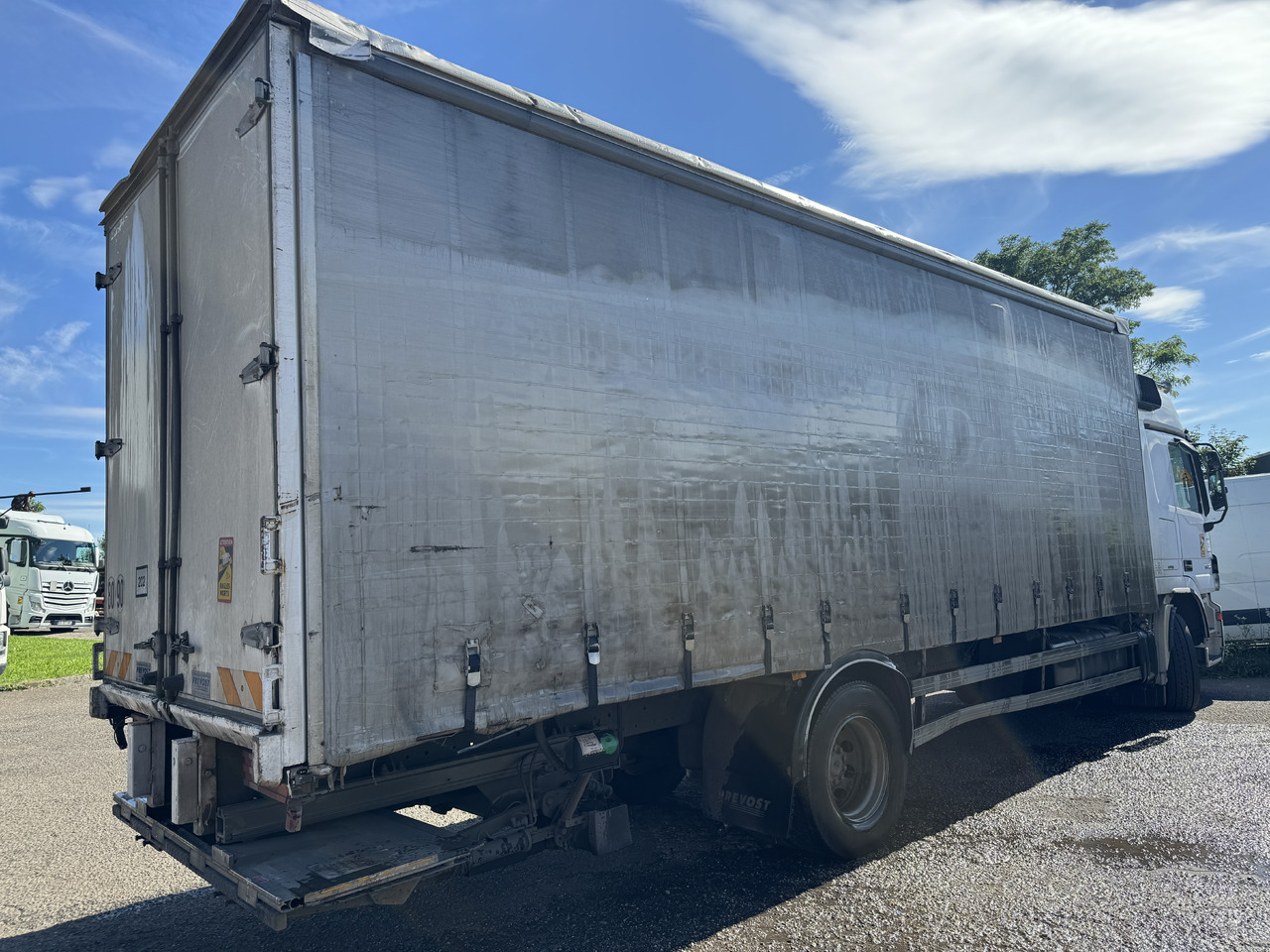 MERCEDES-BENZ ACTROS 1832 - Plachtové nákladné vozidlo: obrázok 3 MERCEDES-BENZ ACTROS 1832 - Plachtové nákladné vozidlo: obrázok 3