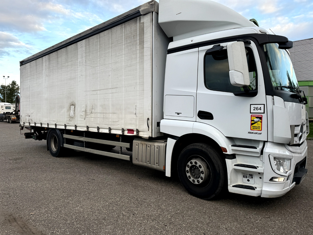 MERCEDES-BENZ ACTROS 1833 - Plachtové nákladné vozidlo: obrázok 2 MERCEDES-BENZ ACTROS 1833 - Plachtové nákladné vozidlo: obrázok 2